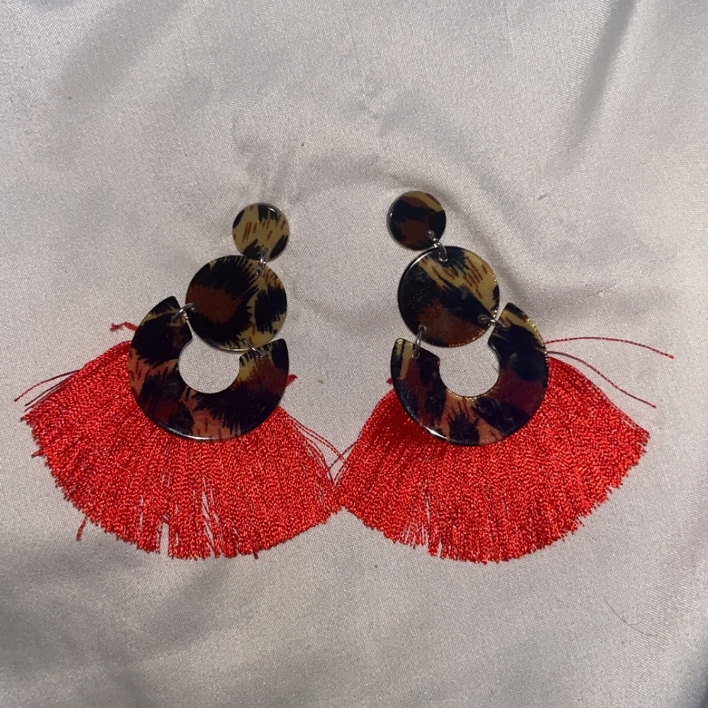 Tiger print earrings with red extremities